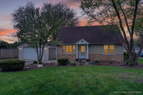 Tiny photo for 1020 Center Drive, South Elgin, IL 60177 (MLS # 12616157)