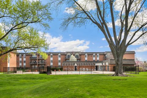 Tiny photo for 4250 Saratoga Avenue #L214, Downers Grove, IL 60515 (MLS # 12616829)