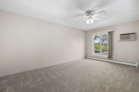 Tiny photo for 4250 Saratoga Avenue #L214, Downers Grove, IL 60515 (MLS # 12616829)