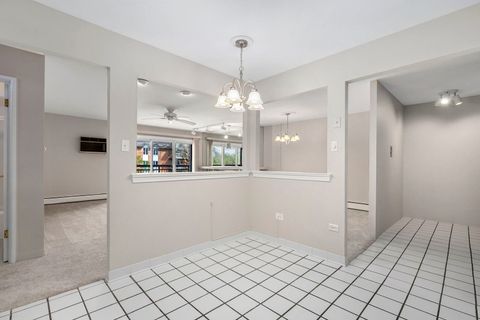 Tiny photo for 4250 Saratoga Avenue #L214, Downers Grove, IL 60515 (MLS # 12616829)