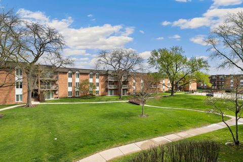 Tiny photo for 4250 Saratoga Avenue #L214, Downers Grove, IL 60515 (MLS # 12616829)
