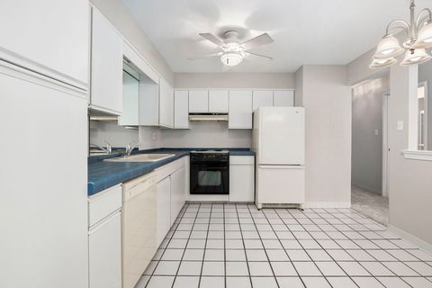 Tiny photo for 4250 Saratoga Avenue #L214, Downers Grove, IL 60515 (MLS # 12616829)