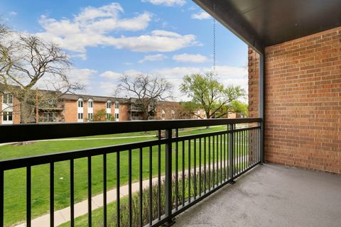 Tiny photo for 4250 Saratoga Avenue #L214, Downers Grove, IL 60515 (MLS # 12616829)