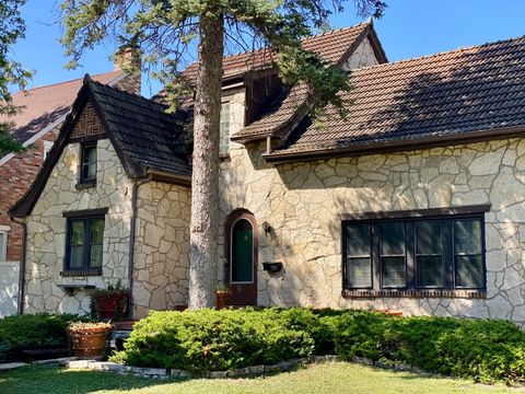 1928 Kennicott Court Des Plaines IL 60018