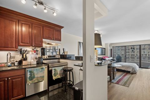 Tiny photo for 2020 N Lincoln Park West Park #8L, Chicago, IL 60614 (MLS # 12630351)