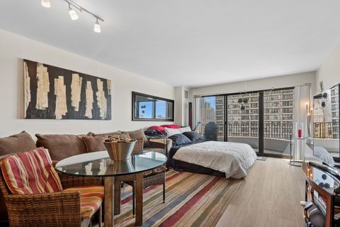 Tiny photo for 2020 N Lincoln Park West Park #8L, Chicago, IL 60614 (MLS # 12630351)