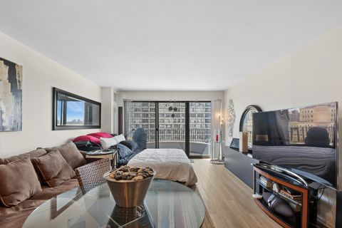 Tiny photo for 2020 N Lincoln Park West Park #8L, Chicago, IL 60614 (MLS # 12630351)