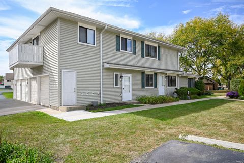 Photo of 2S723 Winchester Circle #4, Warrenville, IL 60555 (MLS # 12486502) Photo of 2S723 Winchester Circle #4, Warrenville, IL 60555 (MLS # 12486502)