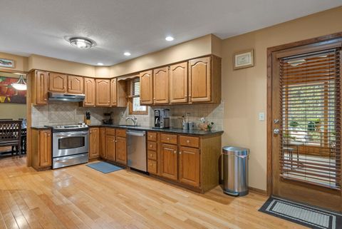 Tiny photo for 2328 Hunter Road, Bettendorf, IA 52722 (MLS # 100000481)