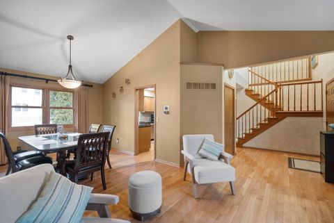 Tiny photo for 2328 Hunter Road, Bettendorf, IA 52722 (MLS # 100000481)