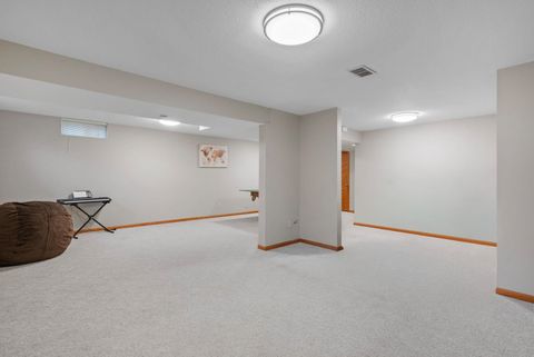 Tiny photo for 2328 Hunter Road, Bettendorf, IA 52722 (MLS # 100000481)