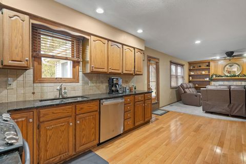 Tiny photo for 2328 Hunter Road, Bettendorf, IA 52722 (MLS # 100000481)