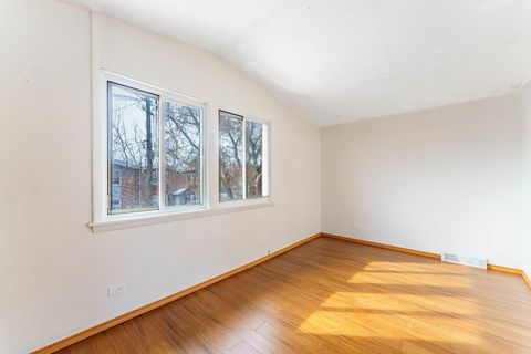 Tiny photo for 1370 Fargo Avenue #E, Des Plaines, IL 60018 (MLS # 12567503)
