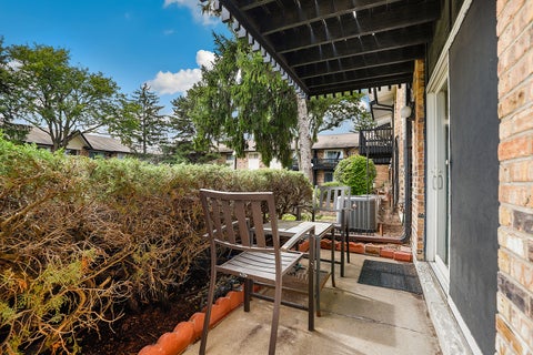 Tiny photo for 5A Kingery Quarter #5-104, Willowbrook, IL 60527 (MLS # 12786612)