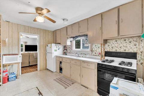 Tiny photo for 211 Jones Street, Le Claire, IA 52753 (MLS # 12655034)
