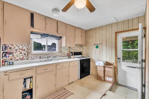 Tiny photo for 211 Jones Street, Le Claire, IA 52753 (MLS # 12655034)