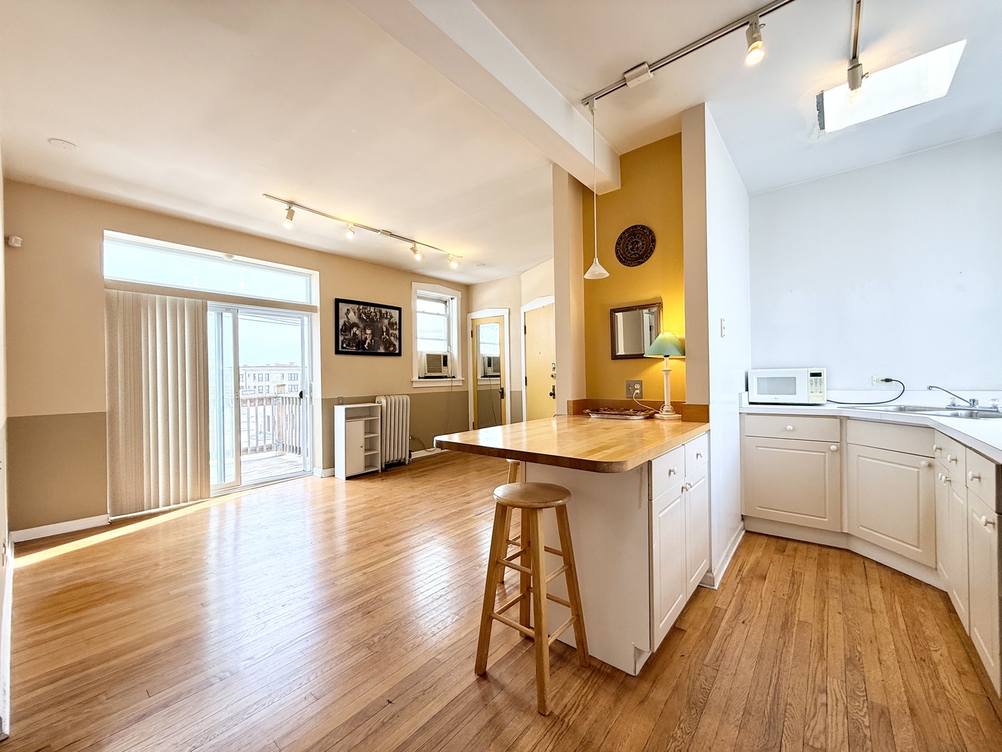 717 W Barry Avenue 3B