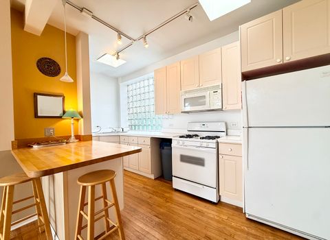 Tiny photo for 717 W Barry Avenue #3B, Chicago, IL 60657 (MLS # 12617498)