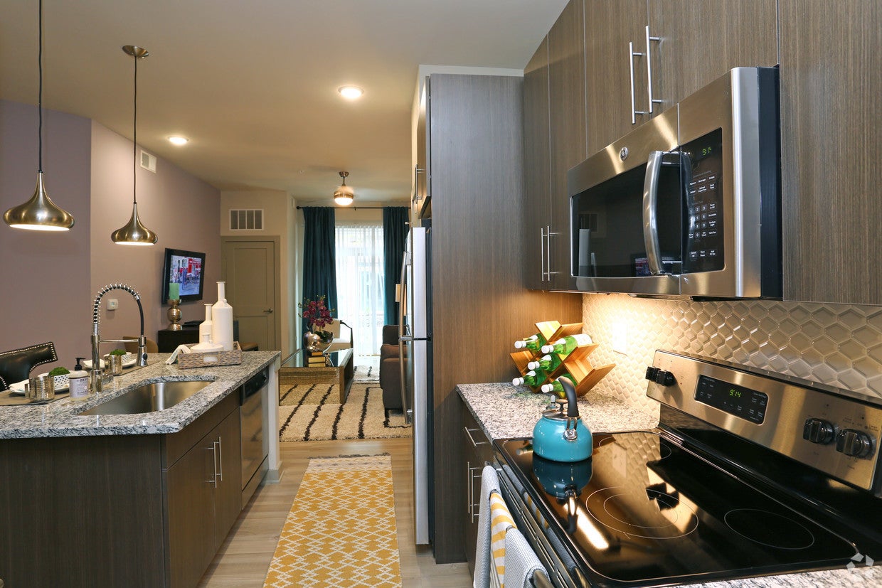 680 E Algonquin Road 1305