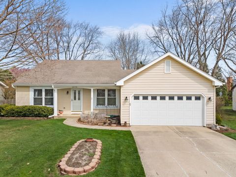Photo of 1072 Cedar Crest Drive, Crystal Lake, IL 60014 (MLS # 12591810)