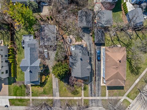 Tiny photo for 323 W Maple Avenue, Libertyville, IL 60048 (MLS # 12592817)