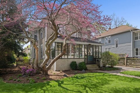 Photo of 323 W Maple Avenue, Libertyville, IL 60048 (MLS # 12592817)