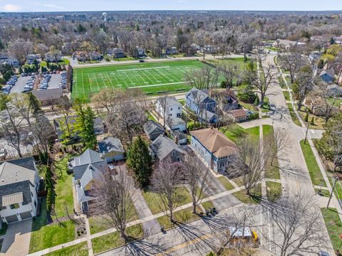 Tiny photo for 323 W Maple Avenue, Libertyville, IL 60048 (MLS # 12592817)