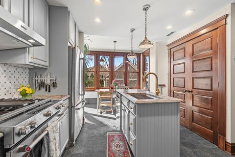 Tiny photo for 323 W Maple Avenue, Libertyville, IL 60048 (MLS # 12592817)