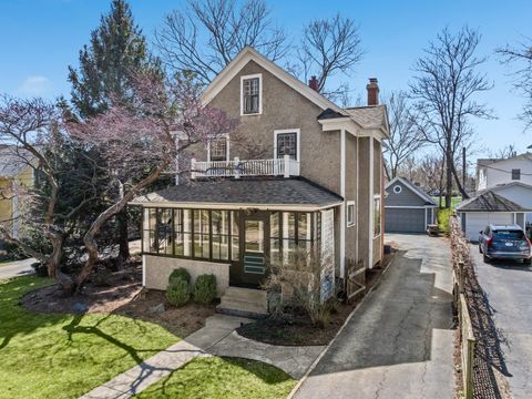 Tiny photo for 323 W Maple Avenue, Libertyville, IL 60048 (MLS # 12592817)