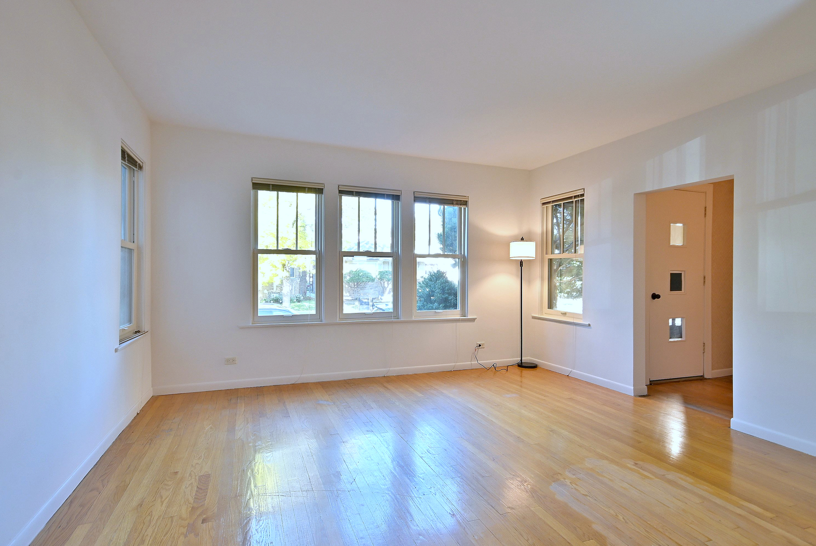 5423 N Artesian Avenue