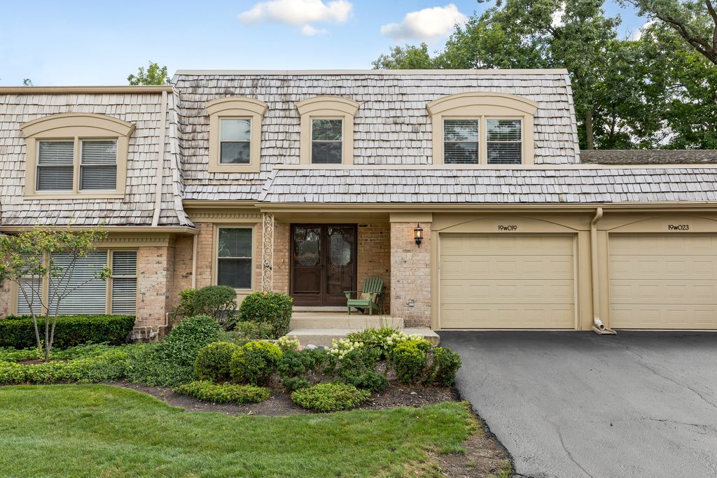 Photo for 19W019 Avenue Barbizon, Oak Brook, IL 60523 (MLS # 12450688)