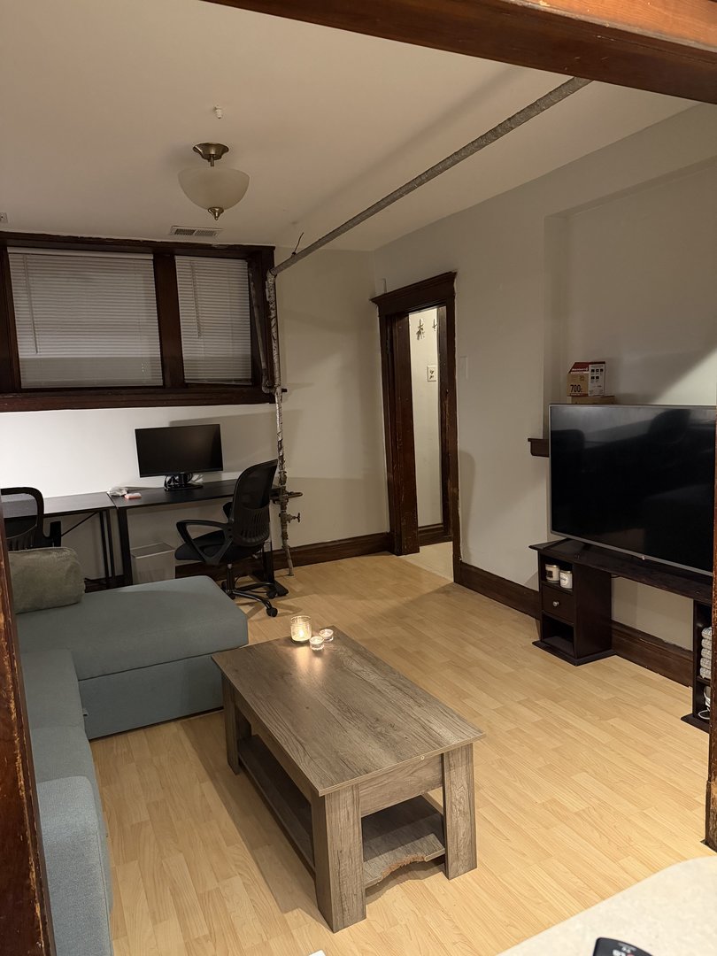 1529 N CLAREMONT Avenue G