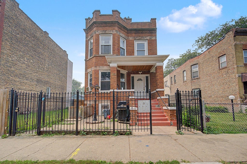 852 N Springfield Avenue
