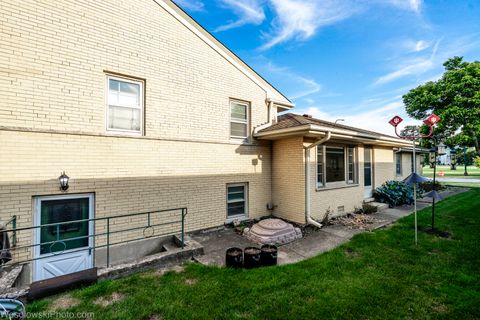Tiny photo for 6400 N KNOX Avenue, Lincolnwood, IL 60712 (MLS # 12518579)