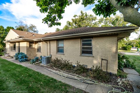 Tiny photo for 6400 N KNOX Avenue, Lincolnwood, IL 60712 (MLS # 12518579)