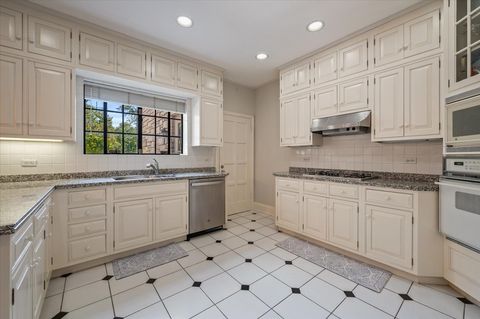Tiny photo for 54 Kenilworth Avenue, Kenilworth, IL 60043 (MLS # 12488867)