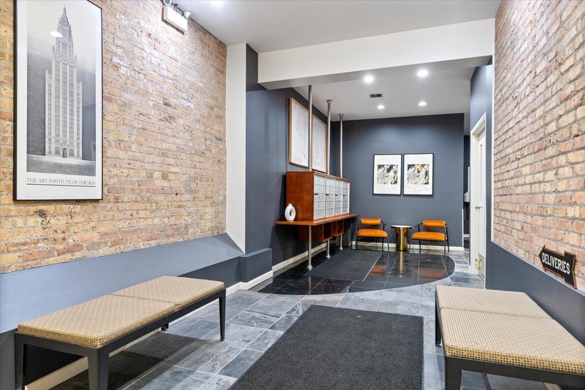 3323 N Paulina Street 3E