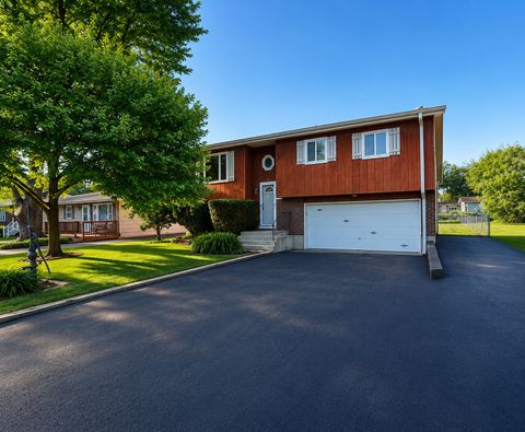 Photo of 4500 CLEARVIEW Drive, McHenry, IL 60050 (MLS # 12658796)