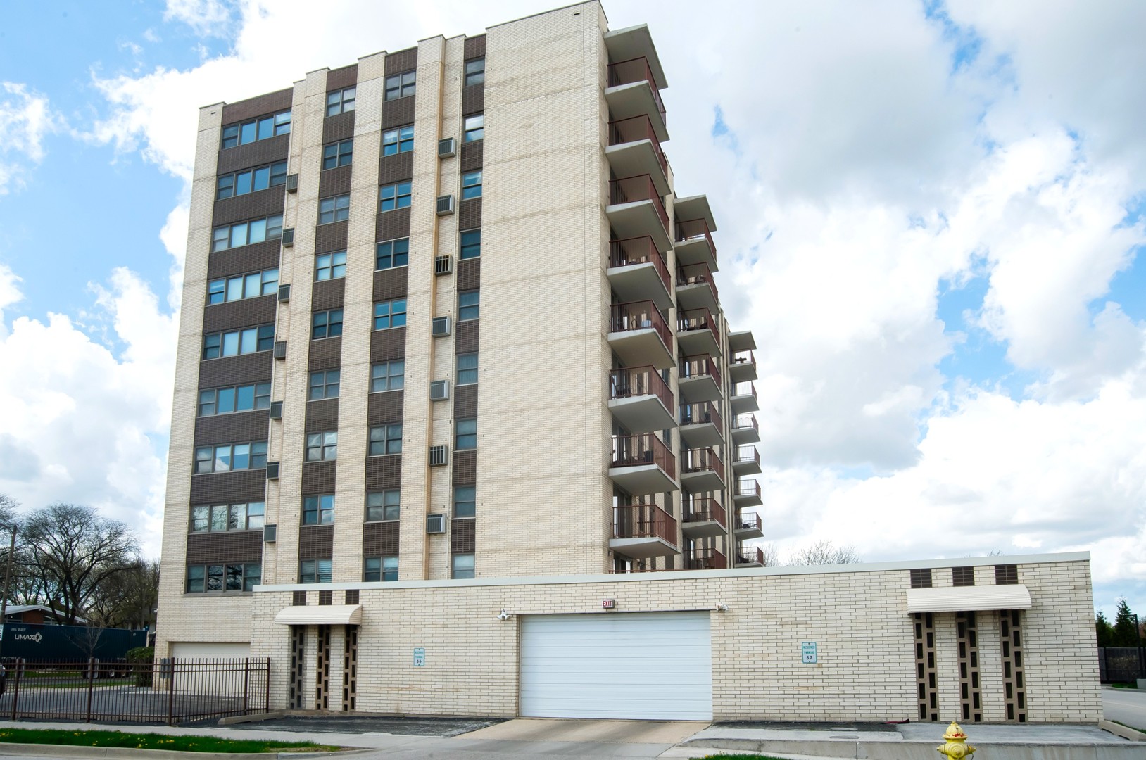 141 N La Grange Road 306