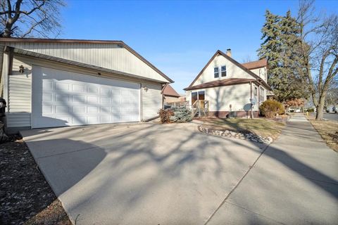 Tiny photo for 1211 S Lee Street, Bloomington, IL 61701 (MLS # 12575674)