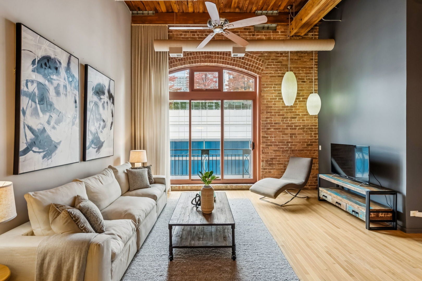 360 W ILLINOIS Street 613