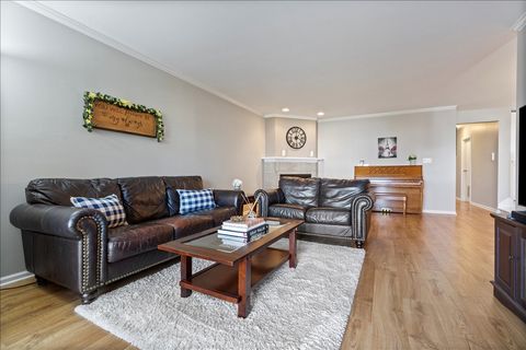 Tiny photo for 7215 WILLOW WAY Lane #10C, Willowbrook, IL 60527 (MLS # 12610601)