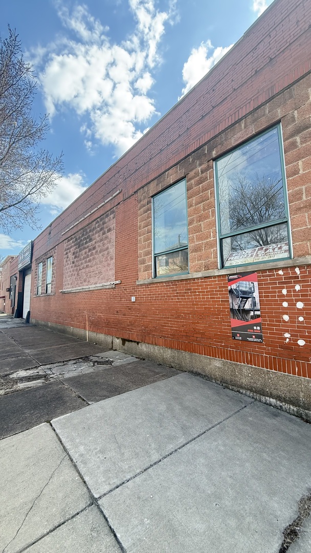 345 W 25th Place