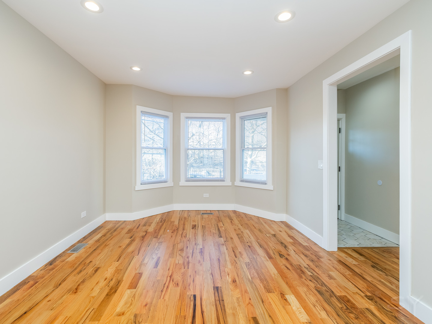 6129 N Ravenswood Avenue