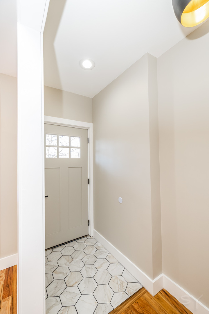 6129 N Ravenswood Avenue