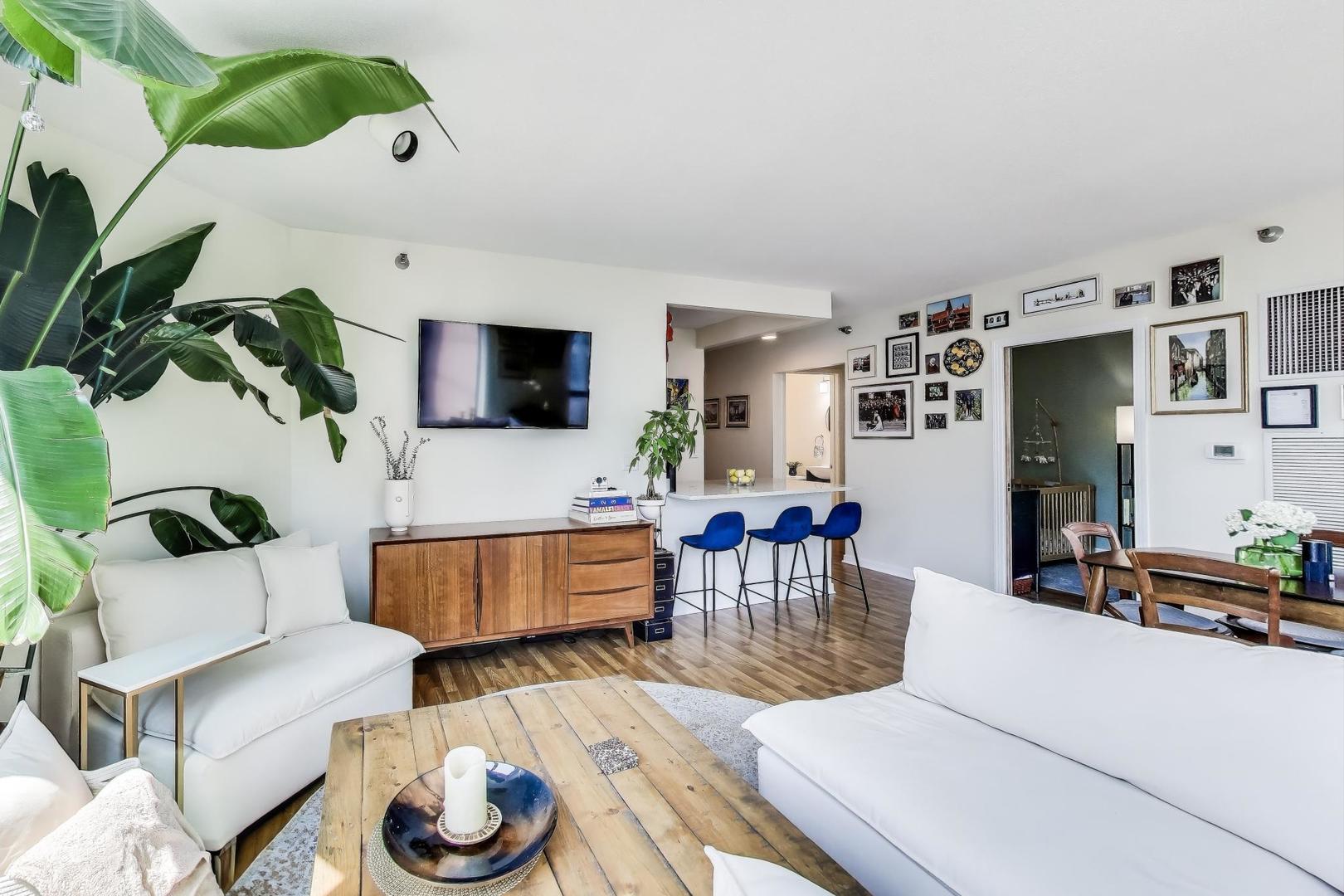 400 N La Salle Drive 1607