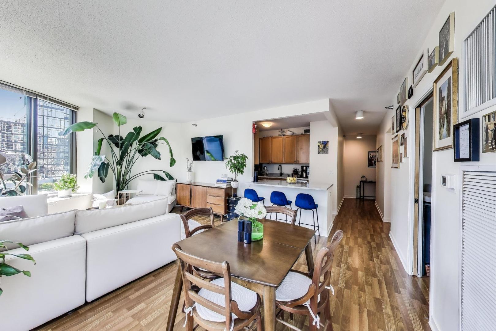 400 N La Salle Drive 1607