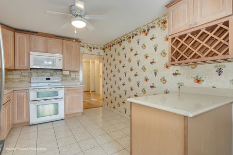 Tiny photo for 453 Raintree Drive #5K, Glen Ellyn, IL 60137 (MLS # 12734084)