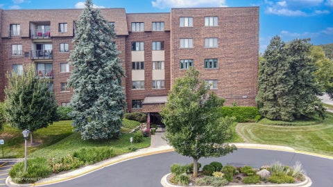 Tiny photo for 453 Raintree Drive #5K, Glen Ellyn, IL 60137 (MLS # 12734084)
