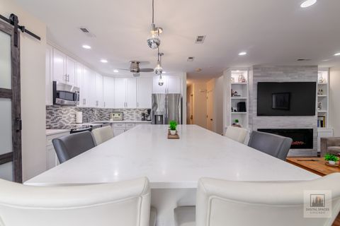 Tiny photo for 325 N Oak Park Avenue #B, Oak Park, IL 60302 (MLS # 12570128)